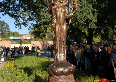 Памятник Татьяне Снежиной (Луганск)