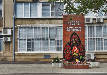 Памятник автору «Слова о полку Игореве», ул. Советская, 78 (Луганск)