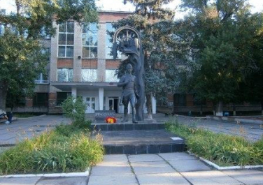 Памятник студентам и преподавателям ВНУ, погибшим в годы Второй мировой войны (Луганск)