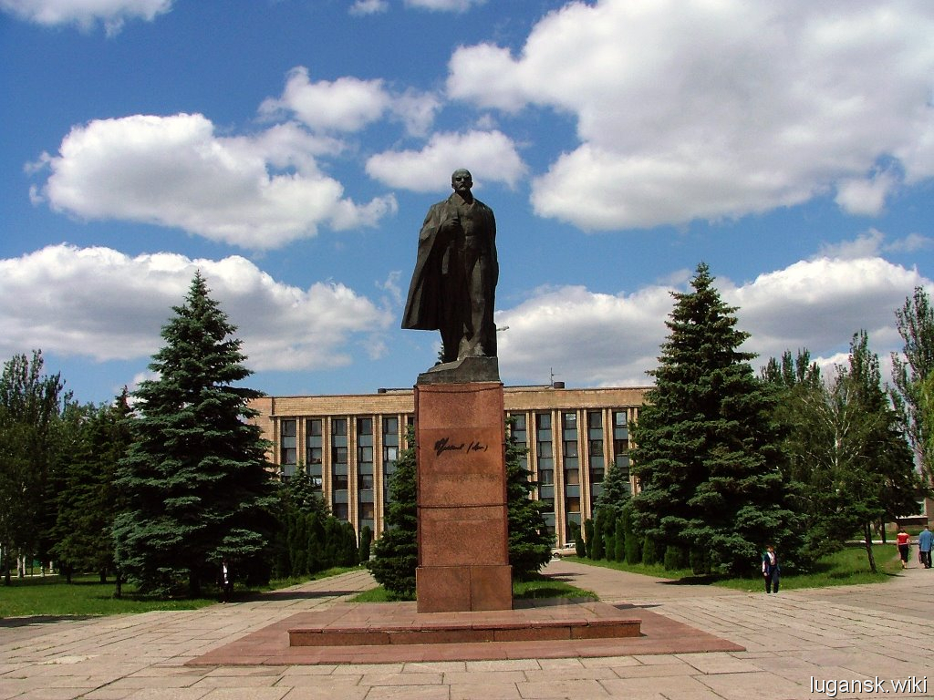 Красный Луч, памятник В.И. Ленину, горисполком