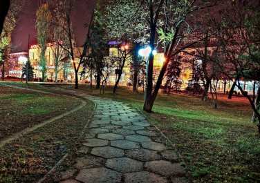 Луганск, сквер ВЛКСМ ночью