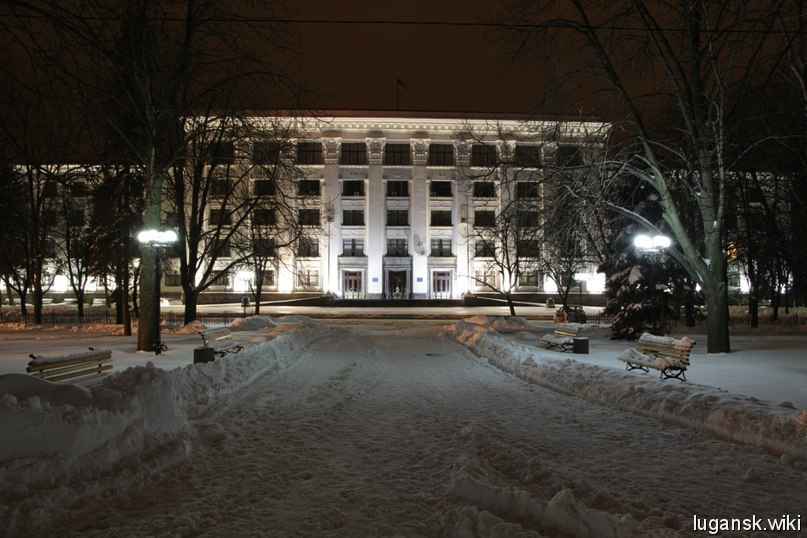 Луганск, областная адинистрация, зима, ночью