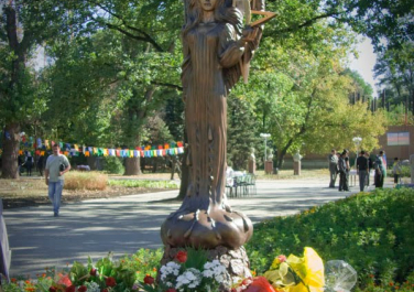 Памятник Татьяне Снежиной (Луганск)