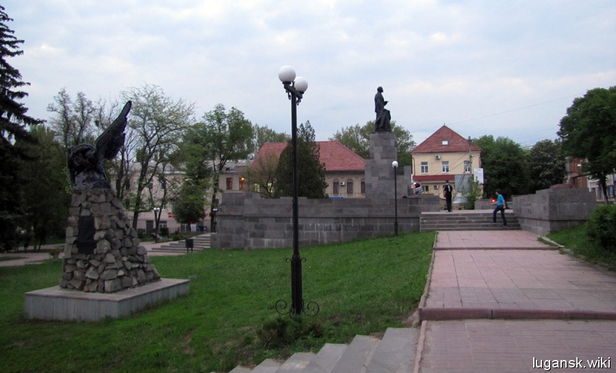 Памятник Владимиру Ленину (на площади Революции) 