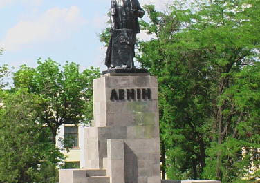 Памятник Владимиру Ленину (на площади Революции) 
