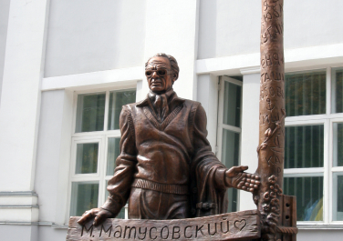 Памятник Матусовскому М.Л., Красная площадь, 7 (Луганск)
