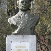 Бюст Александра Молодчего (у школы №13), ул. Артема, 417 (Луганск)