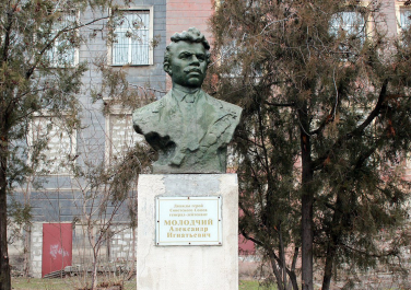 Бюст Александра Молодчего (у школы №13), ул. Артема, 417 (Луганск)
