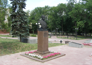 Бюст и могила Александра Пархоменко (Луганск)