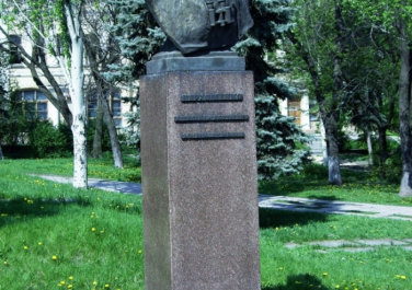 Бюст и могила Александра Пархоменко