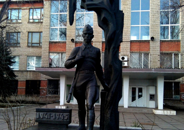 Памятник студентам и преподавателям ВНУ, погибшим в годы Второй мировой войны (Луганск)