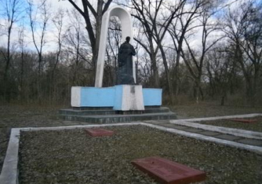 Братская могила советских воинов, погибших в боях за Луганск