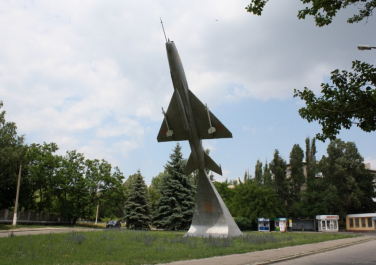 Памятник выпускникам авиаучилища им. Пролетариата Донбасса