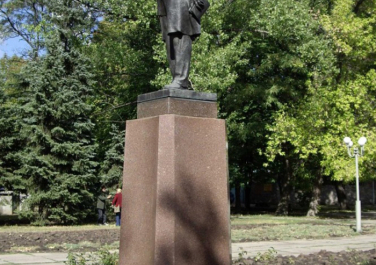 Памятник гимназисту Ульянову и молодогвардейцам