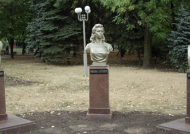 Памятник гимназисту Ульянову и молодогвардейцам
