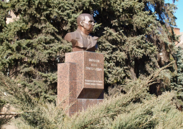 Памятник Минаеву Ивану Григорьевичу  (Луганск)