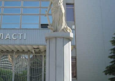 Памятник богине правосудия Юстиции