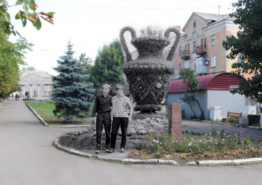 Ваза из цветов в сквере по ул.Ленина напротив "Алмаза"