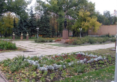 Сквер имени Героев Молодой Гвардии (бывший 30-летия ВЛКСМ) (Луганск)