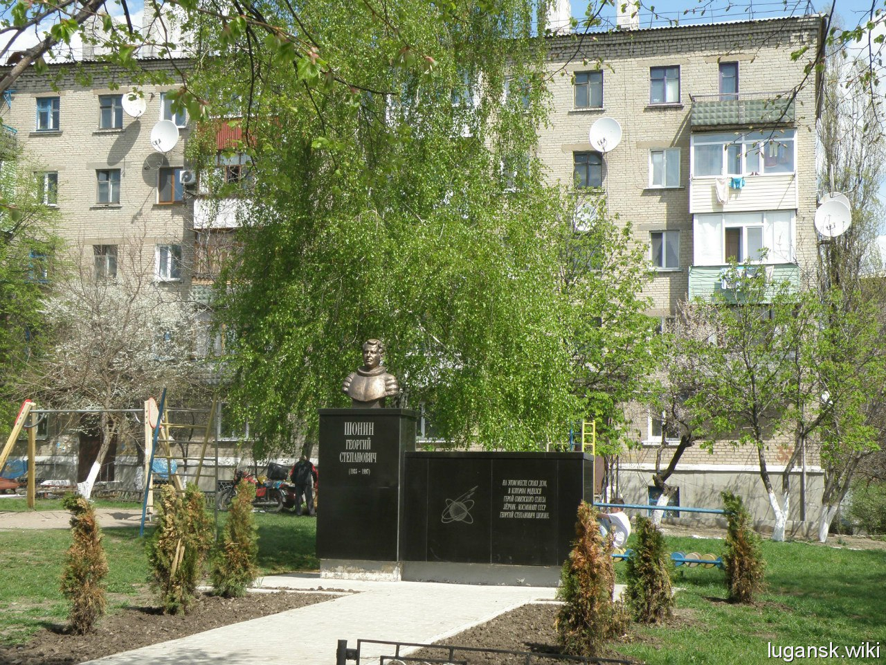 Памятники Ровенек