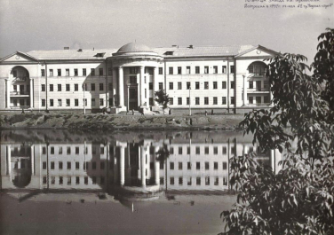 Новопостроенная заводская больница над школьным прудом