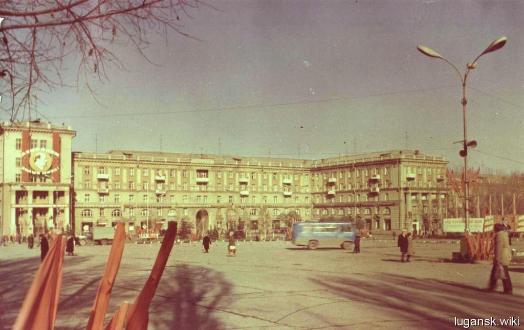 Пл. Ленина, тогда центральная площадь города. Слева (с портретом Ленина) горисполком