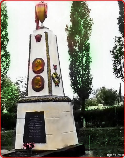 Старый памятник на месте МЕМОРИАЛА СЛАВЫ