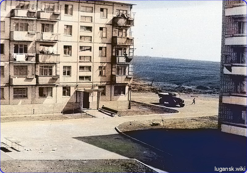 Городские квартала... Только строятся, на заднем фоне чистое поле...