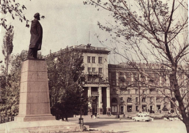 Пямятник Ленину на пл. Ленина. Центральная площадь города в 60-80-е гг