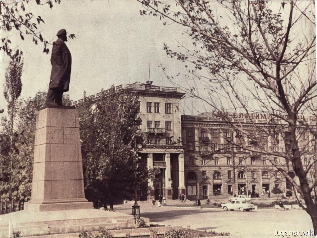 Пямятник Ленину на пл. Ленина. Центральная площадь города в 60-80-е гг