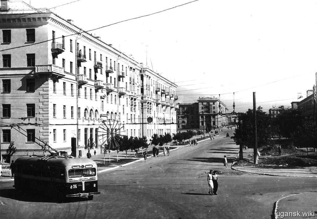 Перекрёсток ул. Молотова (сейчас Ленинградская) и Горького. Троллейбус маршрута №4 едет на вокзал