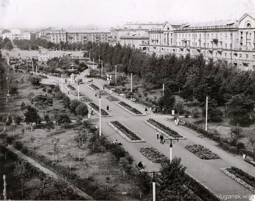 Проспект Мира (сейчас Ленина). Можно увидеть старый фонтан в виде чаш, который был утерян