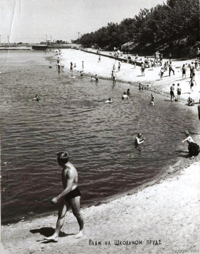 Пляж на школьном пруду (вдоль ул. Набережной). По нынешнему виду даже сложно представить, что там был пляж. Школьный пруд - технический резервный водоём АМК.