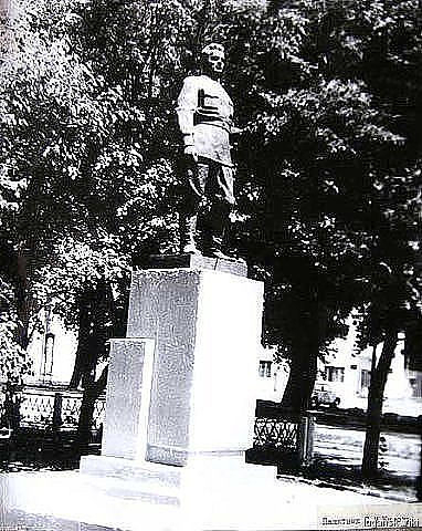 Памятник С. М. Кирову. Уже снесен