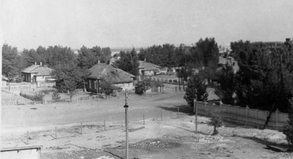 Вид с ДК им. Кирова (старого) на перекресток пр. Кирова и пер. Красноармейского. Справа виден угол забора парка Культуры и отдыха. Пр. Кирова идет справа на лево.