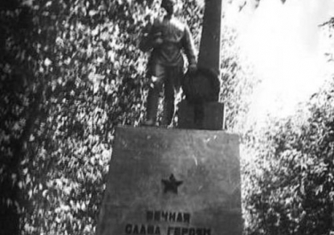 Памятник советским воинам на старом кладбище