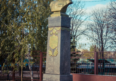 Памятник Горюшкину, Достопримечательности