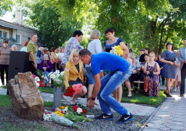 Закладной камень памятника погибшим жителям и защитникам Червонопартизанска (Свердловск)