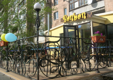 "Bon-bon Cafe"