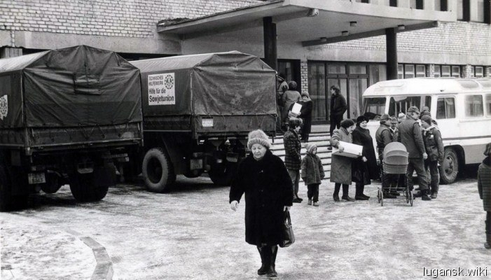 Машины с гуманитарной помощью из Германии у ДЮСШ по пр. Металлургов. 