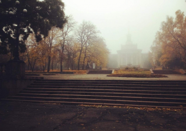 Дом Техники в Луганске в осеннем тумане