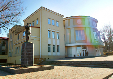 Дворец культуры им. В.И. Ленина, площадь Рози Люксембург, д.2a (Луганск)