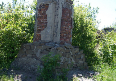 Разрушеный памятник Чапаеву