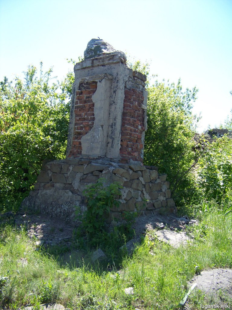 Разрушеный памятник Чапаеву