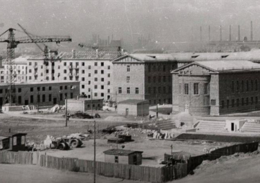 Строительство лабораторного корпуса ВГМИ (слева), главный (справа) уже построен, История, Черно-белые, С высоты, Строительство