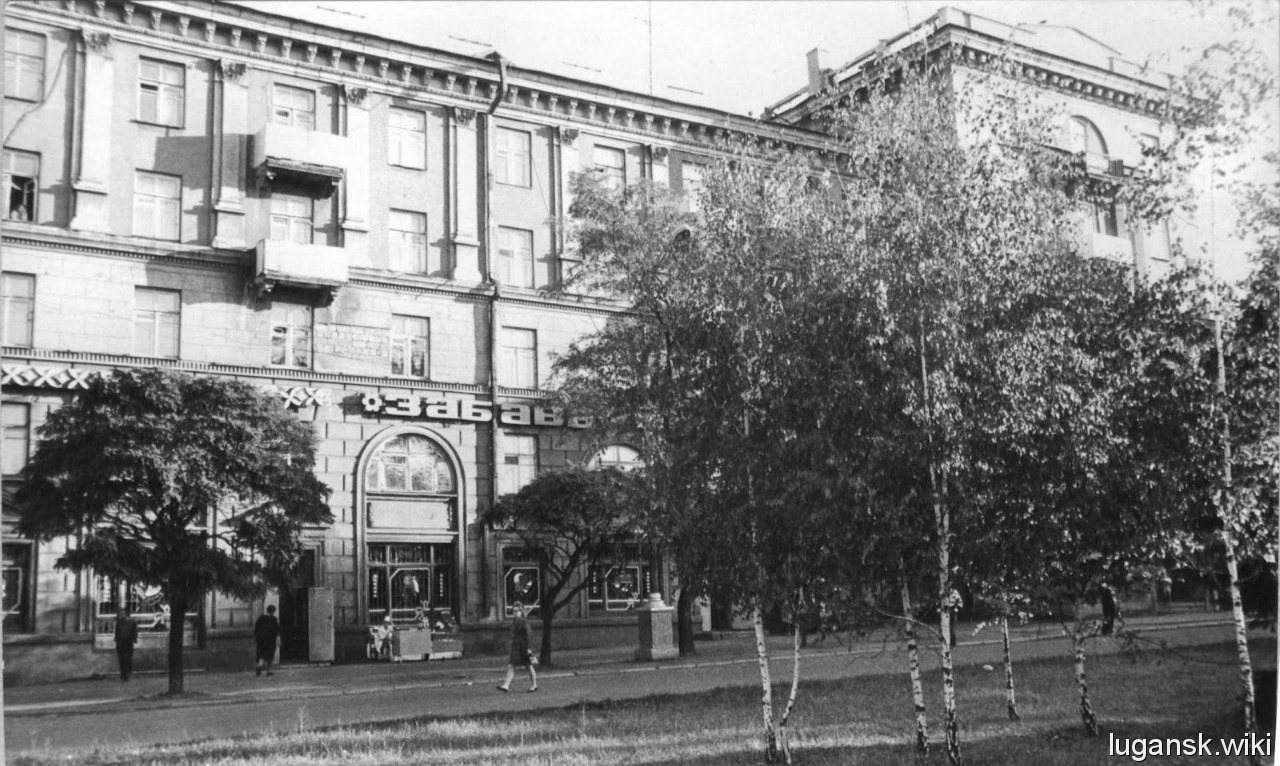 Проспект Ленина. Улица Горького справа, слева детская библиотека и собственно сам проспект