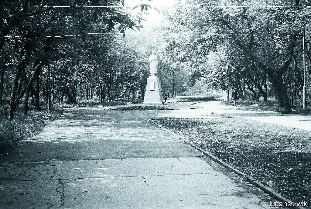 Памятник в сквере ВЛКСМ, снесён